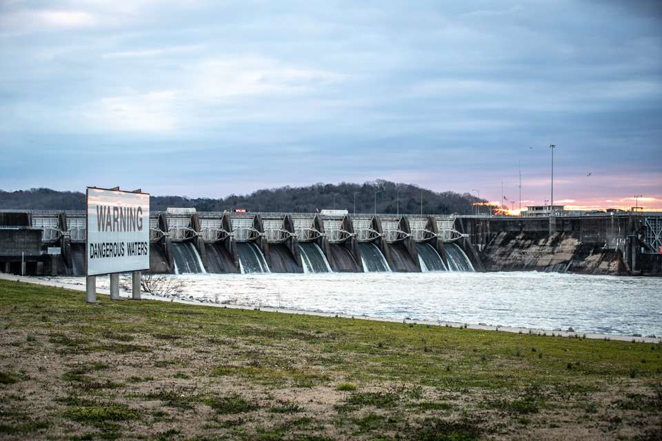 Head out with John Crews and Patrick Walters as they get to work early on the first day of the 2021 Guaranteed Rate Bassmaster Elite at Tennessee River! This the the Fort Loudoun Dam, completed by TVA in 1943. 