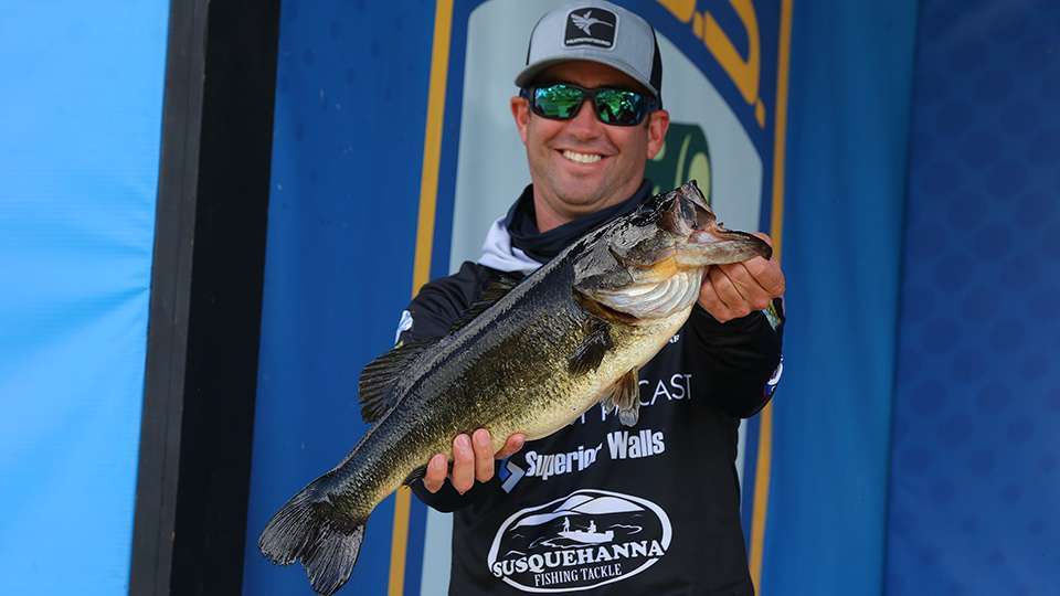 Greg DiPalma followed suit, having a 7-11 among his three fish weighing 10-4 that put him 39th on Thursday. His limit the next day was nearly a pound-and-a-half less than his lunker, dropping him to 72nd. DiPalmaâs finish showed that catching limits might not be as important as landing a giant.