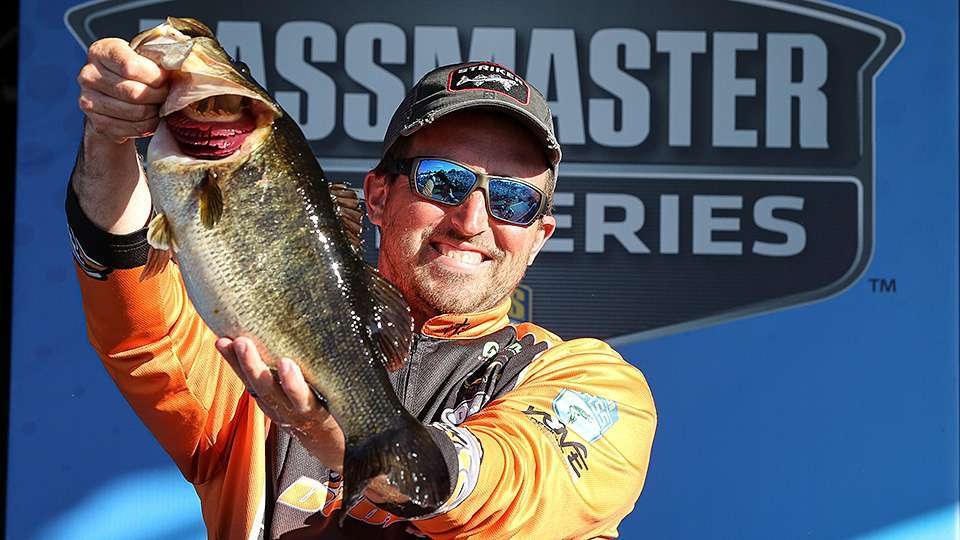 Connecticut angler Paul Mueller began the event in second place after Day 1 with one of the few 20-plus-pound bags, a big drop from 2019 that saw many 30-pound bags. Mueller bucked the trend by running downriver from takeoff, where analyst Davy Hite suggested the event might be won, and Mueller held the lead going into Championship Monday.