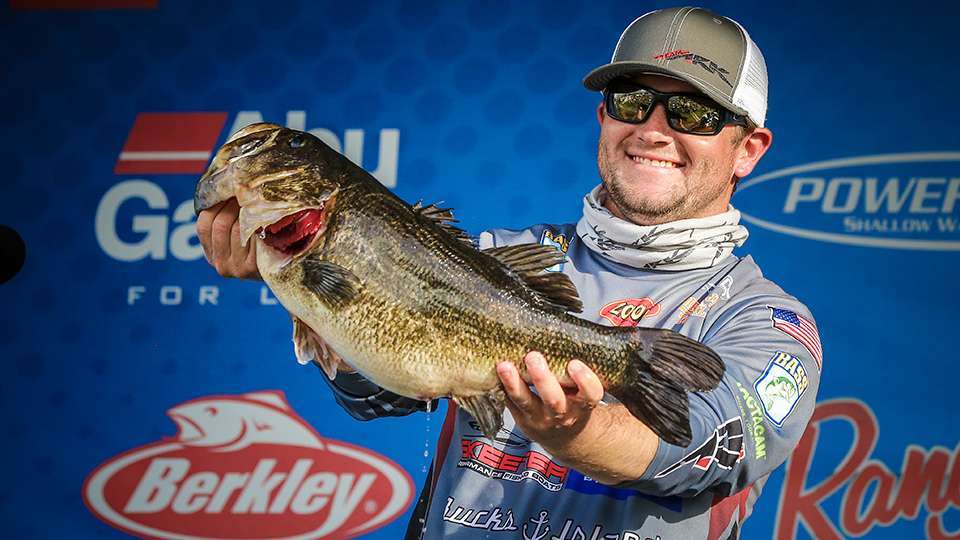 On Day 1, the average fish weighed 2-4, but that went up a half a pound on Day 2, which was helped by Wes Loganâs 8-7. Logan earned the $1,000 bonus as Phoenix Boats Big Bass of the day, and his 21-2 had him knocking at the Top 10 cut. Weighing 17-14 on Day 3 left him 15th.
