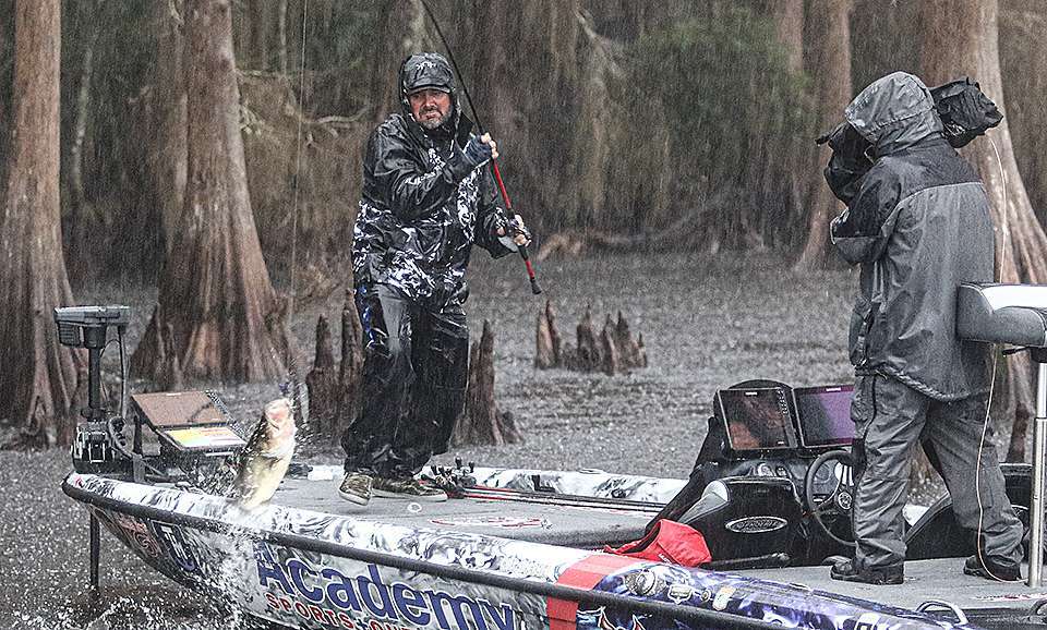 Greg Hackney vied for the title in his return to the Elites. After a decent 12-7, he followed up with 22-10 to move into third then caught 23-6 on a rainy Day 3, sending him into the final day just 3 ounces out of the lead.