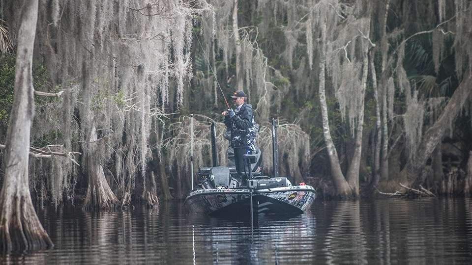 Hackney thunders through the storm on semi-final Saturday at the 2021 AFTCO Bassmaster Elite at St. Johns River.