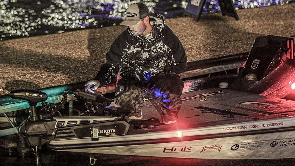 See the Elites get ready and get going on the first morning of the 2021 Guaranteed Rate Bassmaster Elite at Tennessee River!