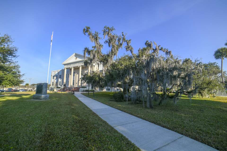 A massive live oak also sits on the courthouse grounds as a memorial to Hubert Maltby, who served as Putman County agent from 1946 through 1964.
