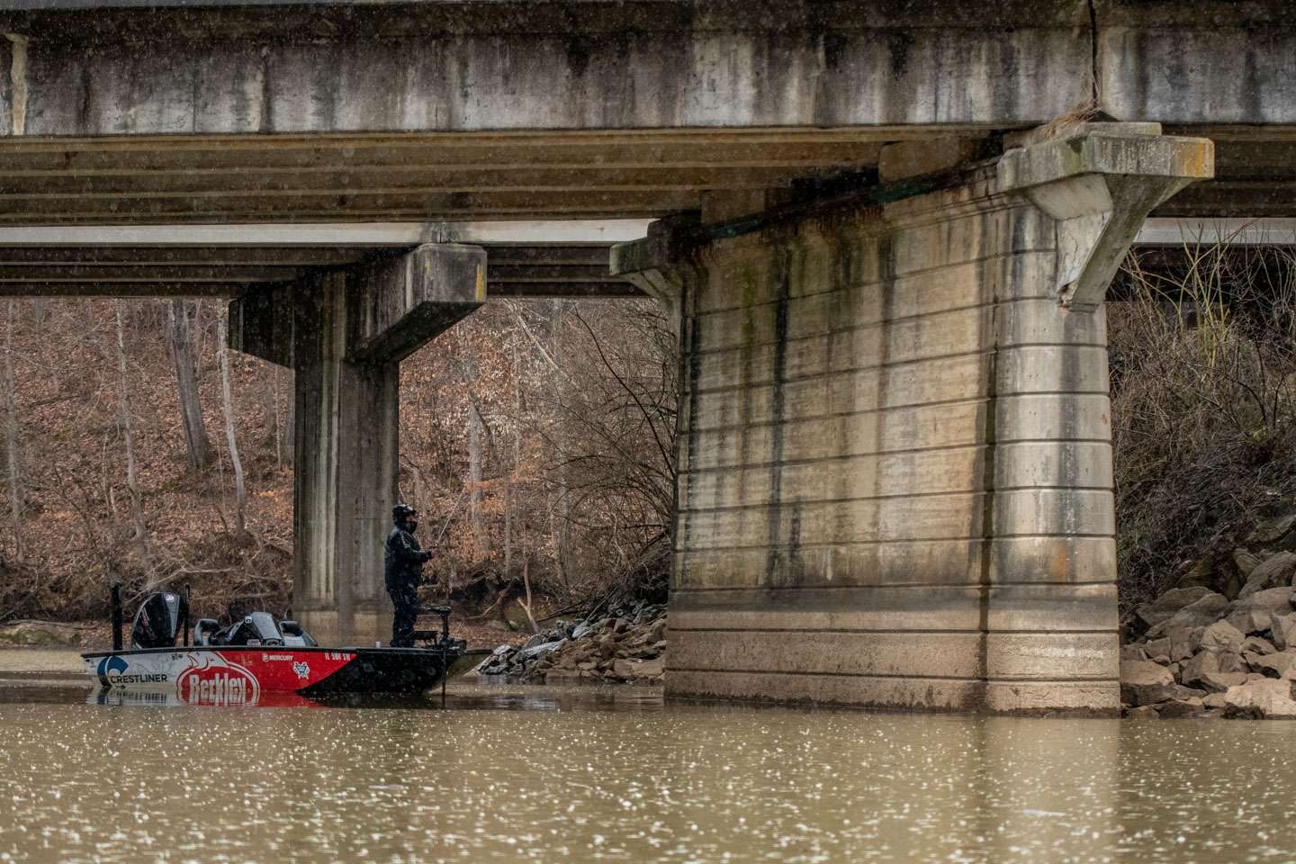 Watch as Elite Series pros John Cox and Clifford Pirch battle rainy weather on Day 2 of the Guaranteed Rate Bassmaster Elite at Tennessee River. 