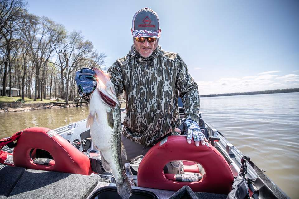 Hank Cherry, fishing down lake in the tri-state area, reported he was catching good numbers, which included this Phoenix Boats Big Bass of the day, a 7-11. With 22-9, he jumped from 34th into 10th place. A limit of 19-12 on Day 3 put him fifth, where he finished the tournament for a $21,000 payout.