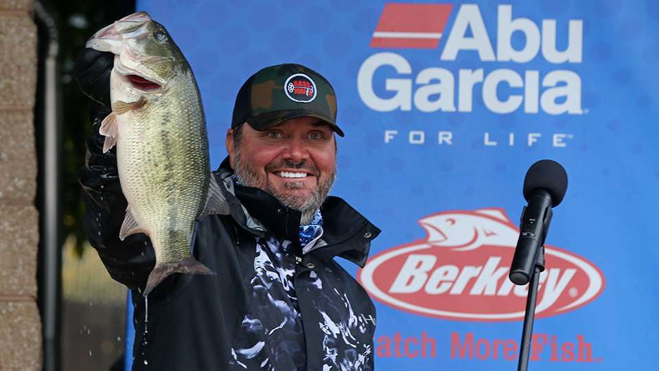 On a rainy Day 2, Greg Hackney got the big hit parade rolling with a 5-7 that helped him to a 13-4 sack to stand fourth. With three fish on each of the final two days, Hackney ended seventh but his second Top-10 finish moved him up one spot to lead the AOY race with 193 points.