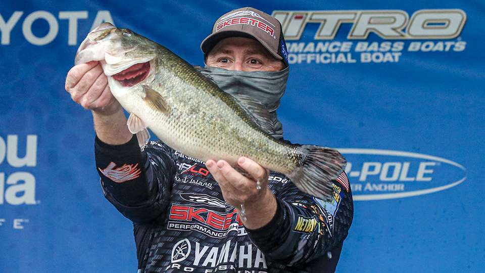 Scott Canterbury, the 2019 AOY winner, made the jump into the Top 10 with his second limit on Day 2. His Day 3 was slower but he did land this 6-4, the second largest of the day, on Bassmaster LIVE. He only had one more small bass for 7-11 on the day to finish 15th.
