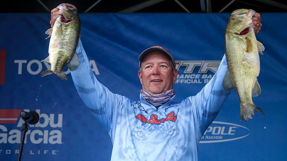 Kennedy, who stood second after Day 1, fell to 19th with only two fish on Friday. The three-time Elite winner, who is known for targeting monster fish, created some drama by bringing in the biggest bag of the event, 20-14, which included the Phoenix Boats Big Bass of 6-5. Kennedy cut his deficit to 7-14 and gave some hope that Championship Sunday wouldnât simply be Gustafsonâs victory lap.