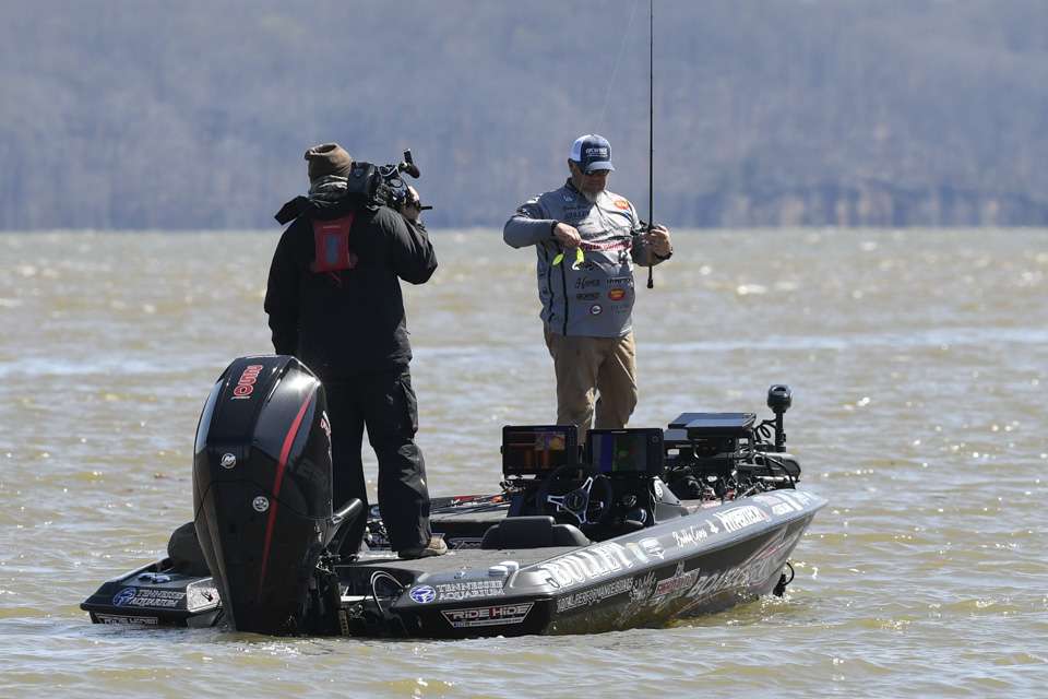 Catch up with Buddy Gross as he has a stellar first day on Pickwick Lake! And you'll see many other Elites rotating through his area. 