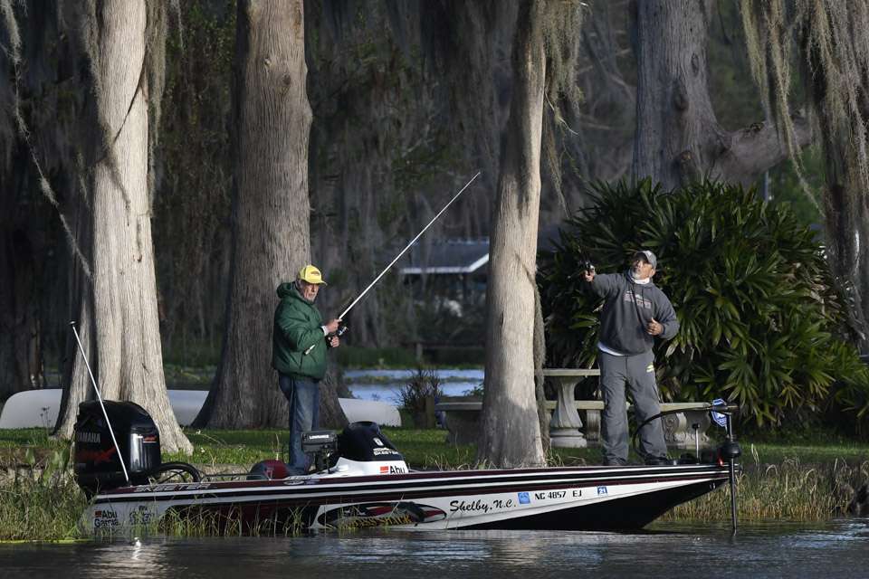 Follow along as anglers compete on Day 1 of the Basspro.com Bassmaster Open on Harris Chain of Lakes. 