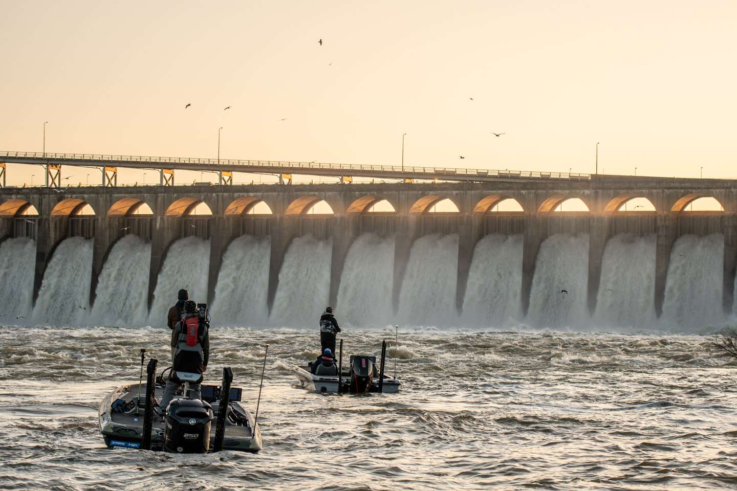 Head to a crowded Wilson Dam where Chris Zaldain and other Elites are getting to work on the second day of the 2021 Guaranteed Rate Bassmaster Elite at Pickwick Lake!