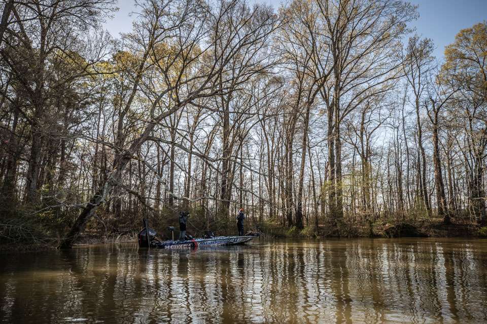 Head out with Greg Hackney as he tackles the final hours of Day 1 of the 2021 Guaranteed Rate Bassmaster Elite at Pickwick Lake!