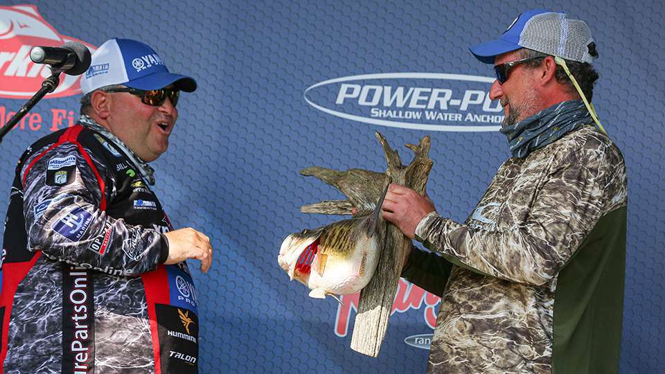 Big fish raise the heart rate and sometimes pull at the heart strings. Bill Lowen, who landed the Phoenix Boats Big Bass in the previous event at Pickwick Lake, was touched that duck hunting friend Clint Shipman drove all the way to Orange to surprise him with a replica of his 8-5 that propelled him to victory. Lowen also held up a poster-sized check from Phoenix Boats for $2,000 for winning the daily and overall awards.