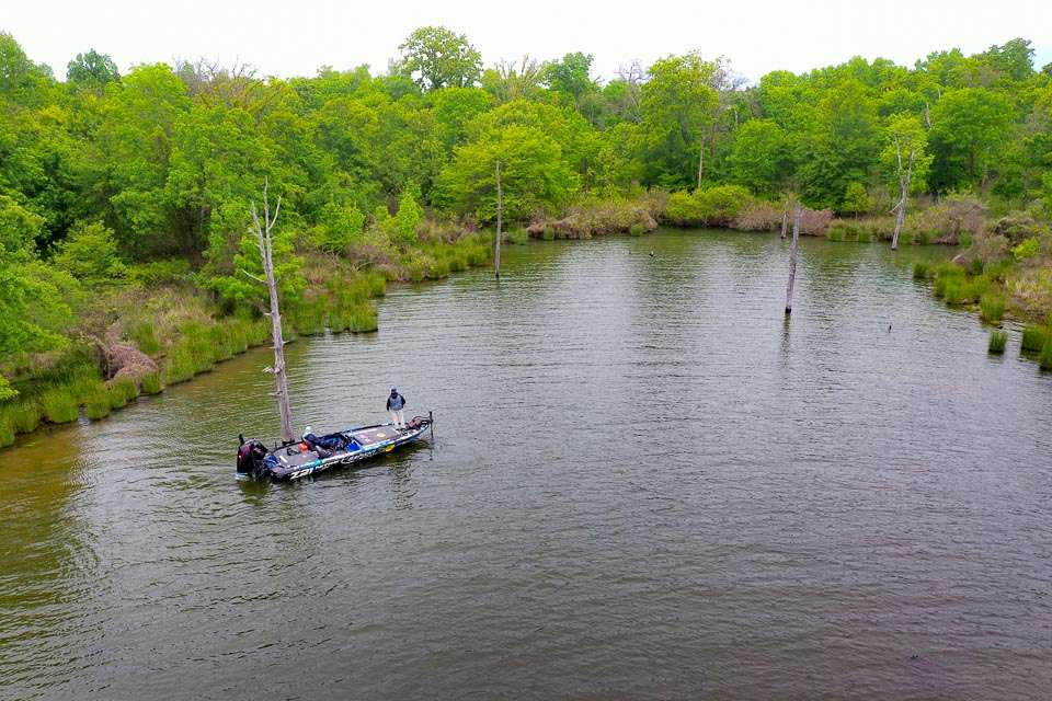 The shallow water anchors deployed, Hartman put down the reaction bait, and picked up a finesse rig to fish the bed. 
