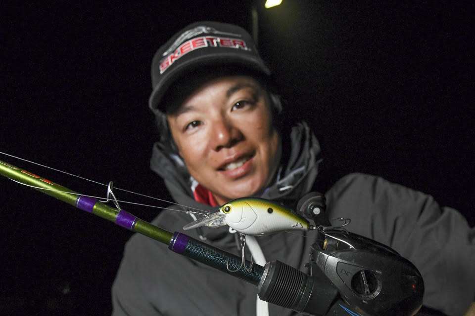 Ito also used a Nories Shot Over 2 crankbait, featuring a tungsten, steel and brass weight system, with a mild wobble and high pitch flickering roll action. The Shot Over has a casting fin under the lip that stabilizes the lure for longer casts. He replaced the stock hooks with No. 4 and No. 5 Ryugi Pierce Brutal Treble Hooks.  