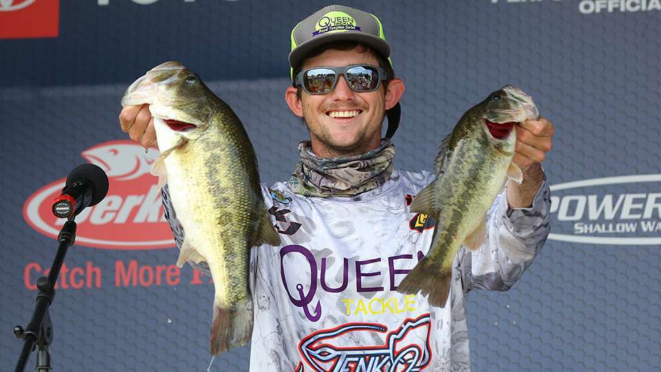 Rookie KJ Queen landed a 4-6, the Phoenix Boats Big Bass of Day 2, in a limit weighing 9-12. It backed an 11-5 first day and helped him to his first Top 10 in the Elites. Queen climbed 17 spots in the AOY standings to 36th.