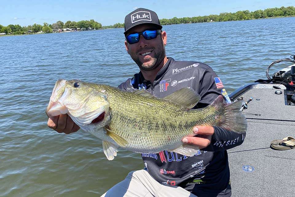 Livesay went without an upgrade for more than two hours, but then his bite reignited. He landed two more baby whales, an 8-4 and a 7-14, the last fish pushing him to 42-3 and his total of 112-5, which stands 16th all-time. Keen documented the milestone fish with the odd tailfin, and for her efforts, Livesay signed the spook he used and presented it to her. She said itâs something sheâll revere forever.
