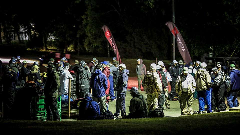 See the Elites get ready and take off on the second morning of the 2021 Guaranteed Rate Bassmaster Elite at Lake Fork!