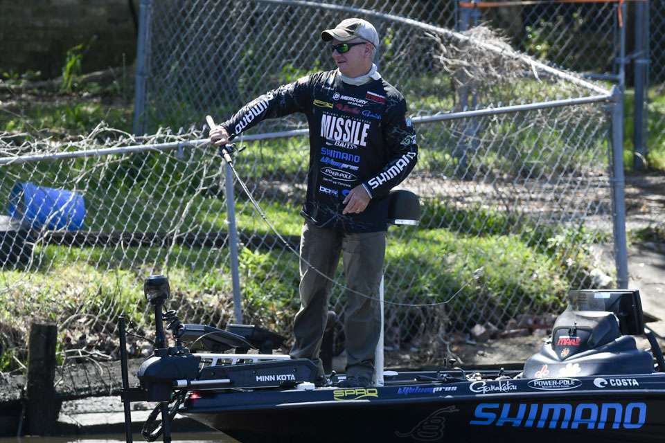 Follow along with the Elites as they take on the final hours of Day 1 of the Dovetail Games Bassmaster Elite at Sabine River sponsored by 