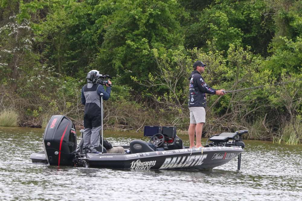 Follow Lee Livesay as he brings big ones in early on Day 1 of the 2021 Guaranteed Rate Bassmaster Elite at Lake Fork.