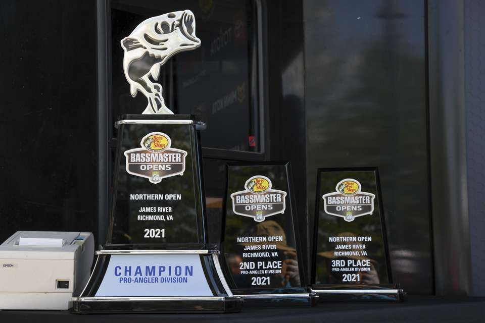 Check out the Championship Saturday weigh-in at the Basspro.com Bassmaster Northern Open at James River.