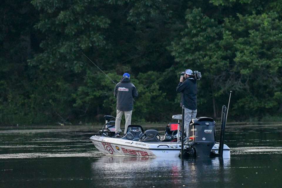Watch as Elite Series pro Mark Menendez searches for the right bites to secure him a spot to fish on Championship Sunday.