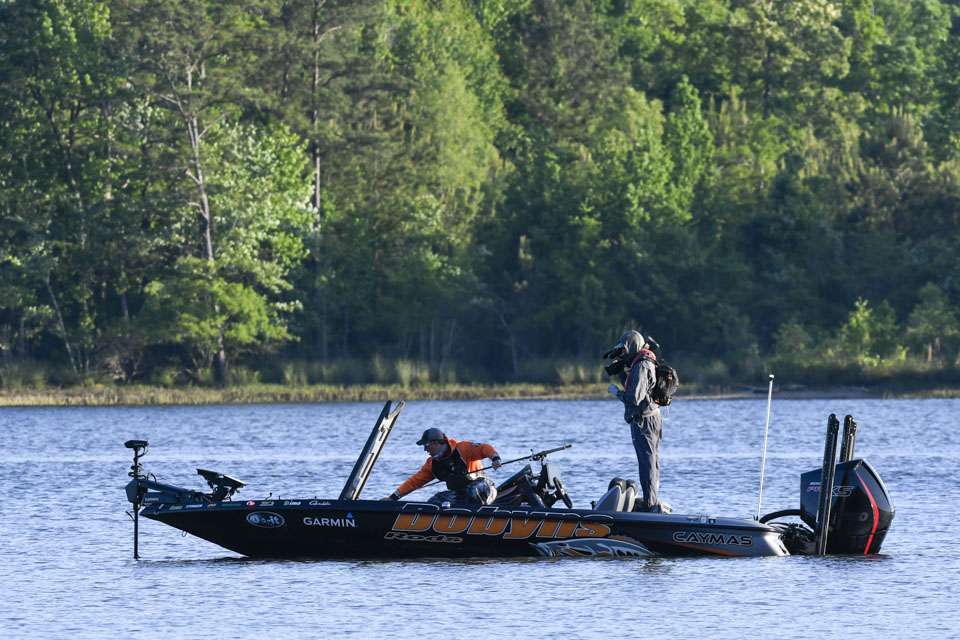 Look at Paul Mueller carrying his momentum into Day 3 of the Whataburger Bassmaster Elite on Neely Henry Lake! 