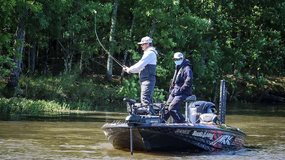 Wes Logan looking to land the illusive largemouth here at the 2021 Whataburger Bassmaster Elite at Neely Henry Lake.