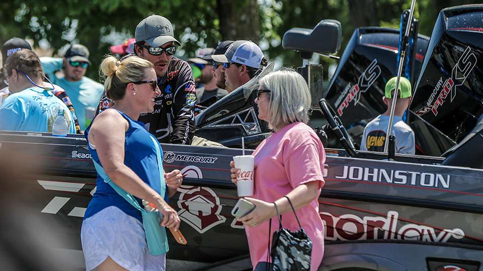 Check out the Championship Sunday weigh-in at the Berkley Bassmaster Elite at Lake Guntersville.
