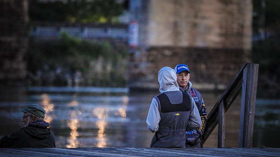 See the top Elites head out on the third morning of the 2021 Whataburger Bassmaster Elite at Neely Henry Lake!