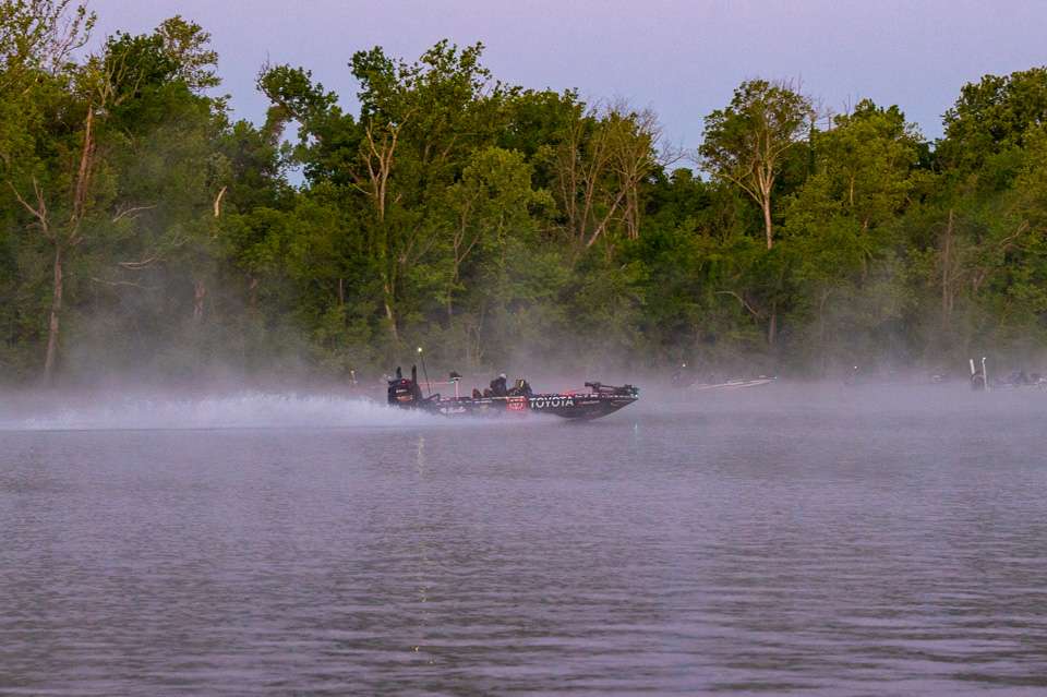 See the pros hit the gas and catch a plane for Day 1 of the Basspro.com Bassmaster Open at James River.