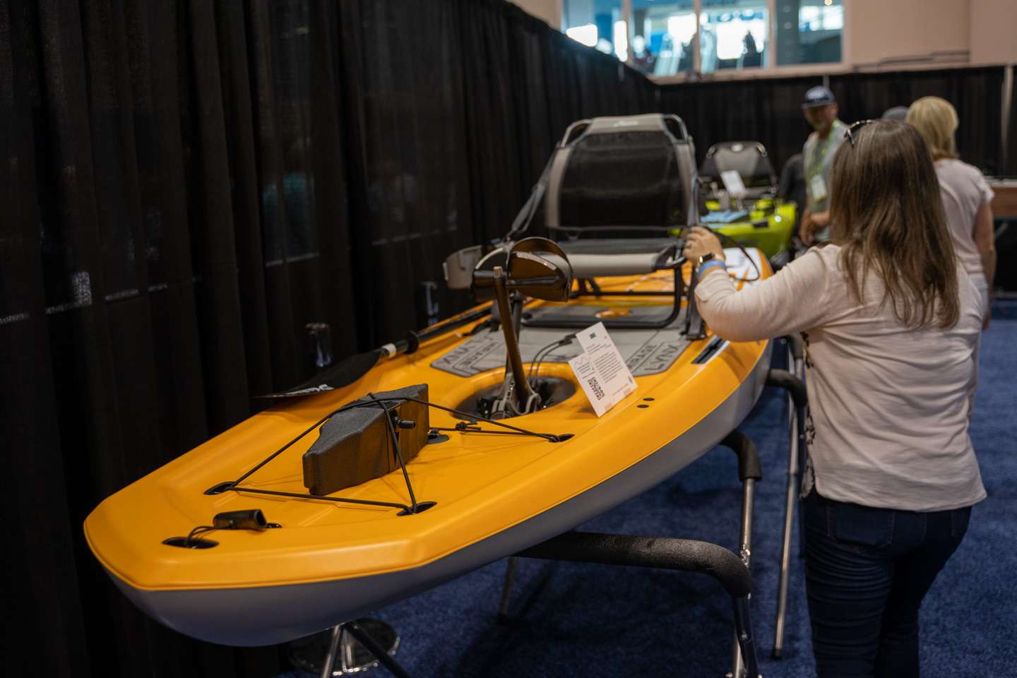 <b>Hobie Mirage Lynx - Pedal Fishing Kayak</b><br> The speed of the patented Forward/Reversing MirageDrive 180 with Kick-Up fins combined with the flat-bottom design make a truly unique kayak. 