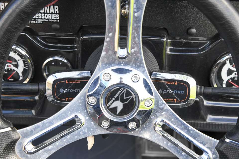 At each side of the steering column are SeaStar Marine Pro Trim blinker controls. 