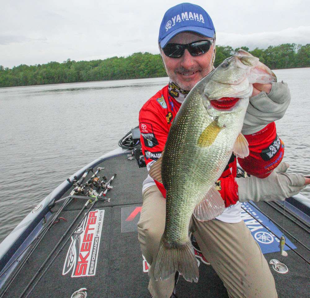 <b>1 HOUR LEFT</b><br>
<b>12:30 p.m.</b> Menendez leaves the trio of bedding fish and moves to a nearby point, where he catches a fat Â­3-4 largemouth off a blowdown on the Shadalicious. <br>
<b>12:37 p.m.</b> The rain has stopped and the wind has switched from south to east. Menendez catches a Â­1-2 off a stickup on the trick worm. <br>
<b>12:42 p.m.</b> Menendez bags a Â­2-pounder from a sunken tree on the trick worm. <br>
<b>12:54 p.m.</b> Menendez is moving rapidly along the flat with the Shadalicious. He spots a Â­3-pounder on a bed and pitches the floating worm at the fish. It darts rapidly around the nest, âlike itâs running laps.â <br>
<b>12:56 p.m.</b> Menendez drops to his knees to keep a low profile, then pitches the twin-tail to the nest. âThis fish is really spooky!â <br>
<b>1 p.m.</b> With 30 minutes remaining, Menendez continues down the flat with the Shadalicious. âThe bite has definitely gotten slower now that the front has moved in.â
