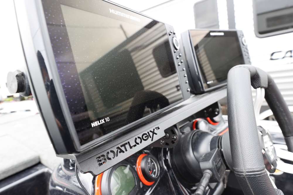 The console units are also mounted with BoatLogix mounts. 