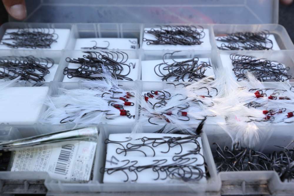 Like most Elites, Ito carries a wide variety of treble hooks and replaces the hooks on all of his hardbaits before events. 