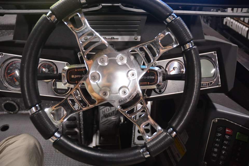 Behind the steering while are SeaStar Pro-Trim levers, allowing Arey to keep both hands on the wheel. Engine trim and jackplate can be controlled by the fingertips.