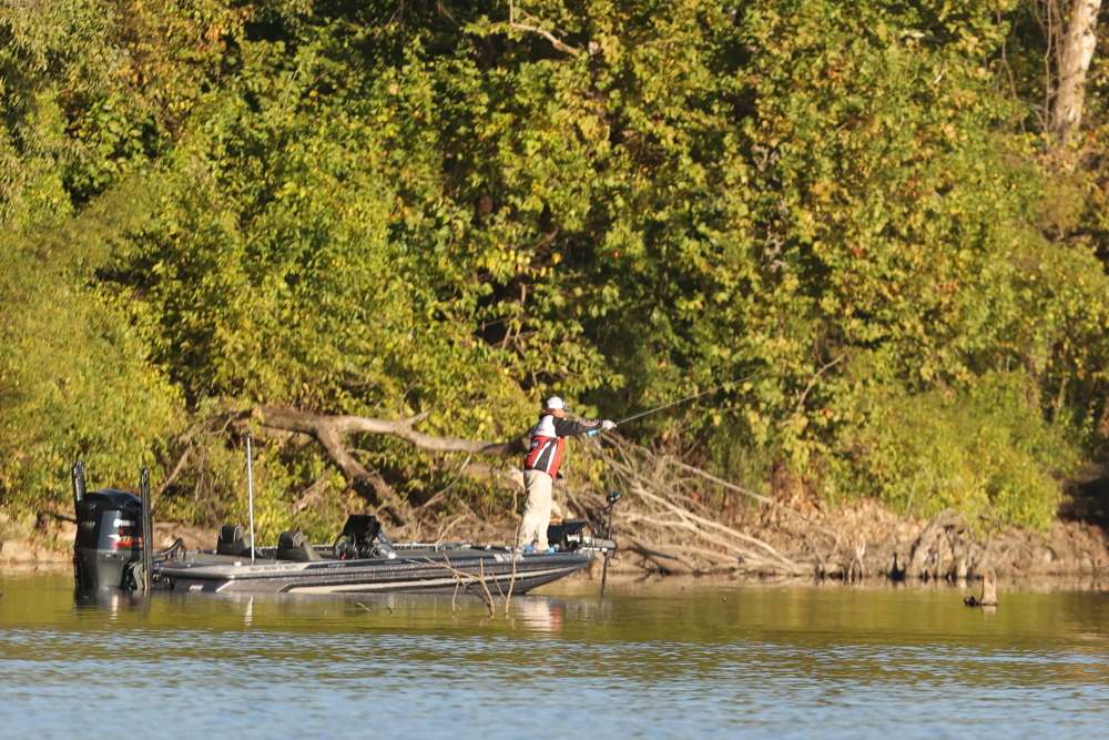 See how anglers fared during Day 1 of the Basspro.com Bassmaster Central Open at Grand Lake.
