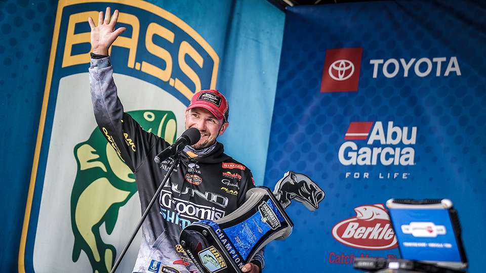 The story of the Tennessee River was wire-to-wire winner Jeff Gustafson. On the final day of practice, he discovered a school of smallmouth in the canal joining Tellico to Fort Loudoun. Although Gustafson didnât have any fish much over 4 pounds in his four limits, the smallmouth he caught weighed well above the average fish. Gussy started with 17-14 to lead by almost four pounds, added 15-10 then 15-5 before 14-3 gave him 63-0. Gustafson, known as one of the nicest guys on the circuit, became the second Canadian to win an Elite event.