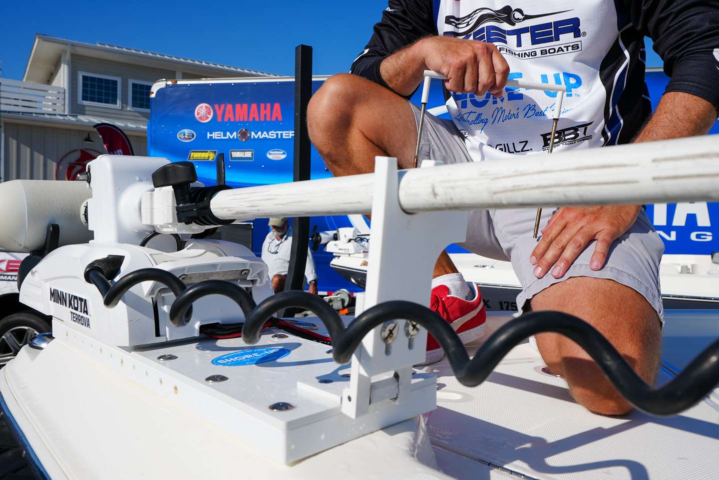 The mount features an arm that keeps the shaft of the trolling motor protected while running. 