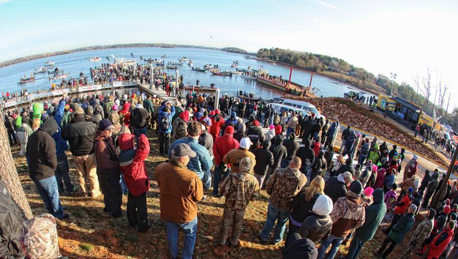 
 
<figcaption>Freezing temperatures didn’t keep the fans away as a huge crowd gathered for Day 1 takeoff at the 2015 Bassmaster Classic.</figcaption>” class=”wp-image-567141″/><figcaption>Freezing temperatures didn’t keep the fans away as a huge crowd gathered for Day 1 takeoff at the 2015 Bassmaster Classic.</figcaption></figure>
	</div><!-- .entry-content -->

	<footer class=