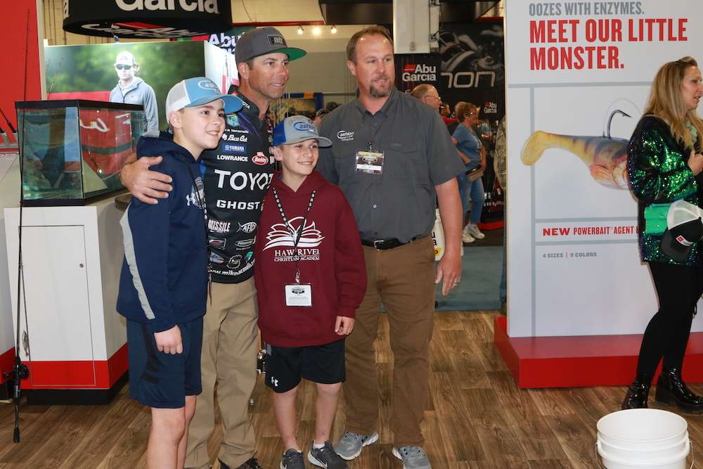 Elite pro Mike Iaconelli poses with fans.