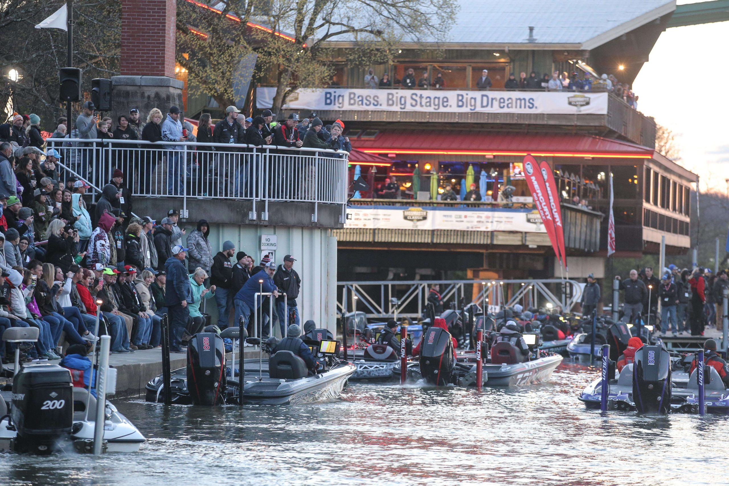 Knoxville delivers huge crowds for record-setting Classic - Bassmaster