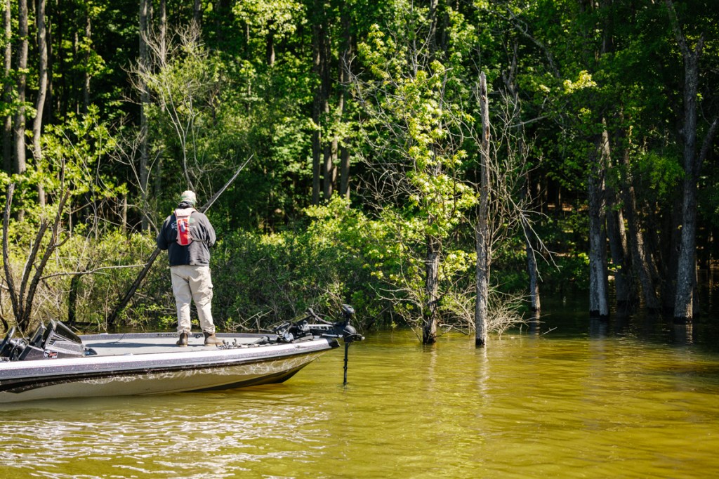 Buggs Island Day 3 afternoon action Bassmaster